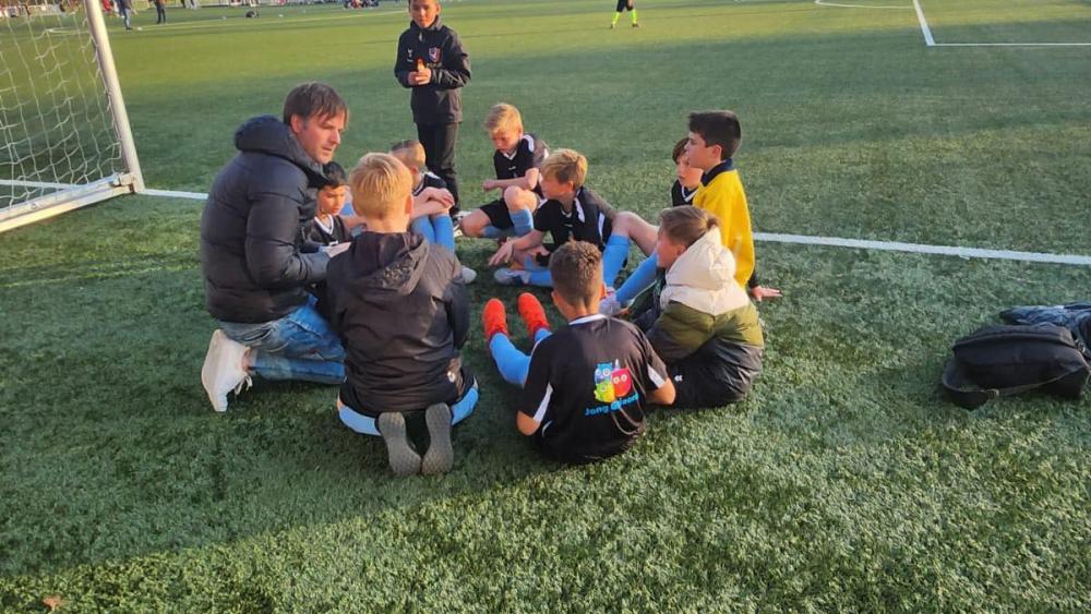 Dave Bosma als coach voor het schoolvoetbal van zijn jongste zoon Lennon - Dave Bosma