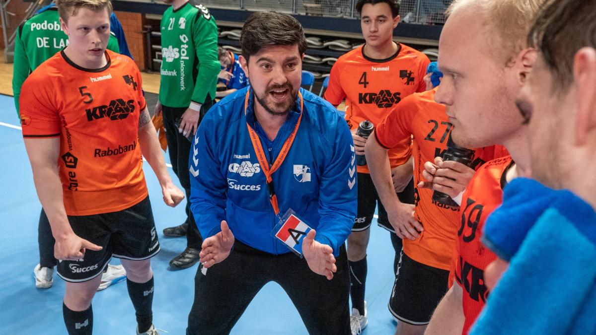 Ontslagen handbaltrainer Hinskens kreeg in december nog het volle vertrouwen van Volendam