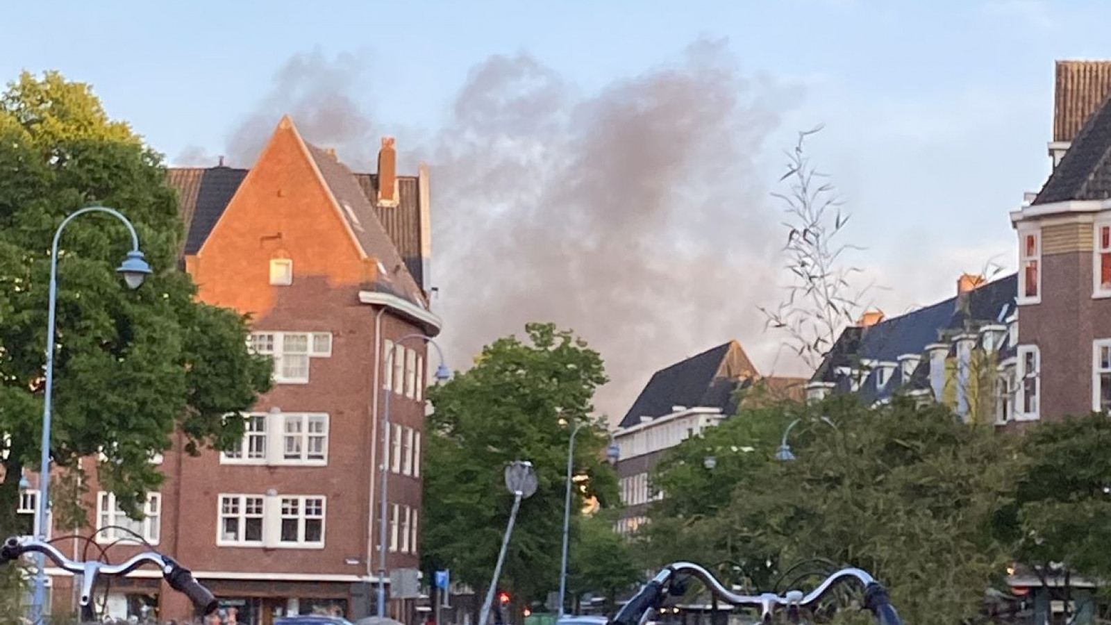 Rook bij brand Joan Muyskenweg