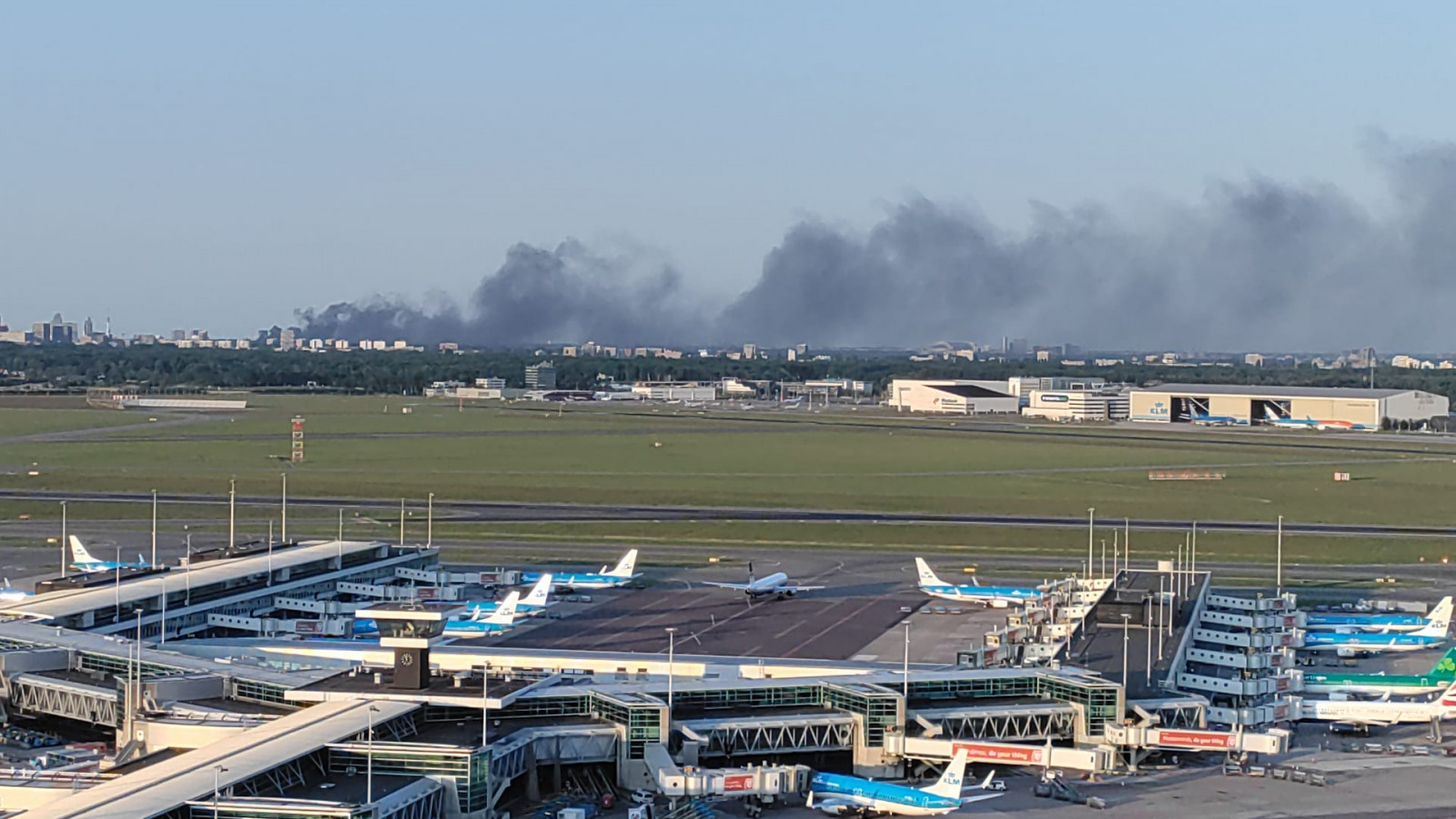 Rook bij brand Joan Muyskenweg