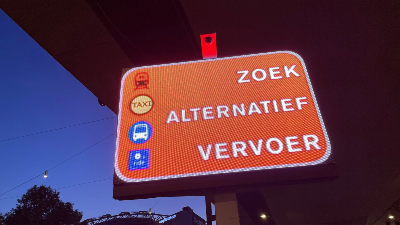 Radeloze concertgangers bij Arena Radeloze concertgangers bij Arena