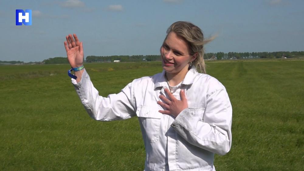 Jonge boerin zegt sorry tegen de koeien