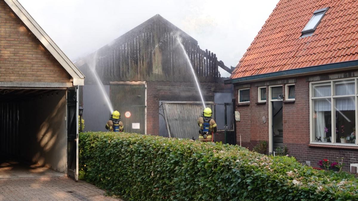 Schuurbrand slaat over naar woning in De Weere, mogelijk asbest vrijgekomen
