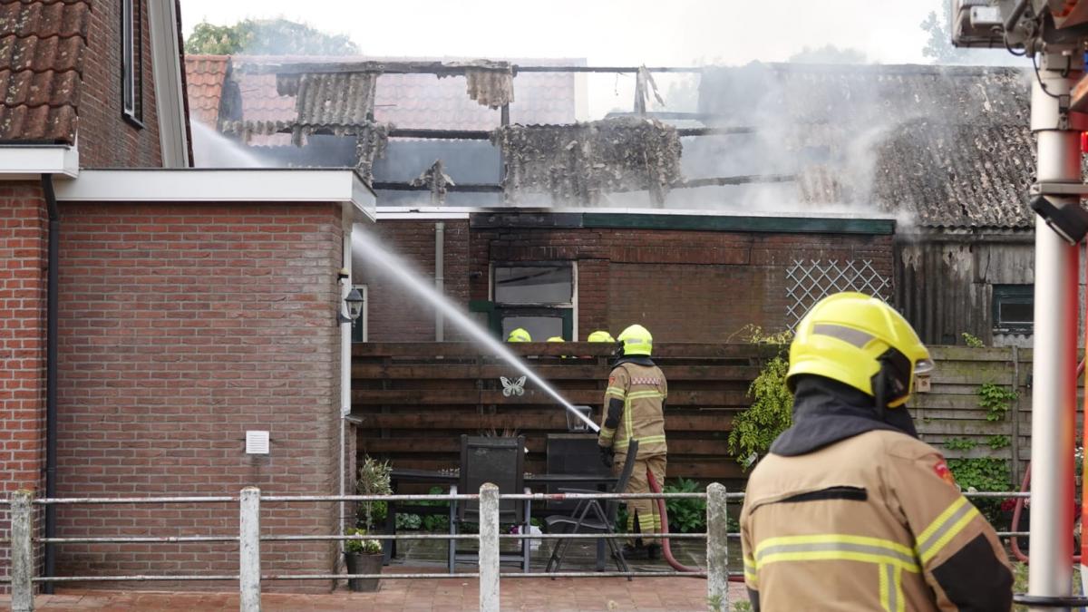 Brand in De Weere onder controle, mogelijk asbest vrijgekomen