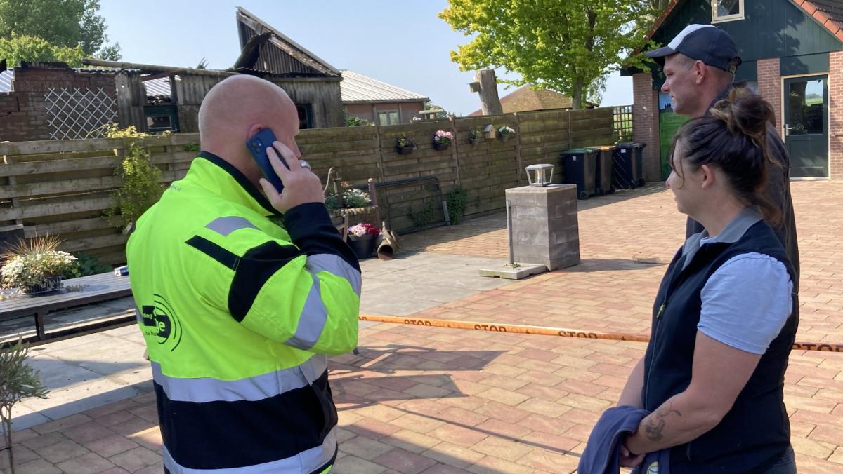 En wéér staan bewoners van De Weere met elkaar op straat na een brand