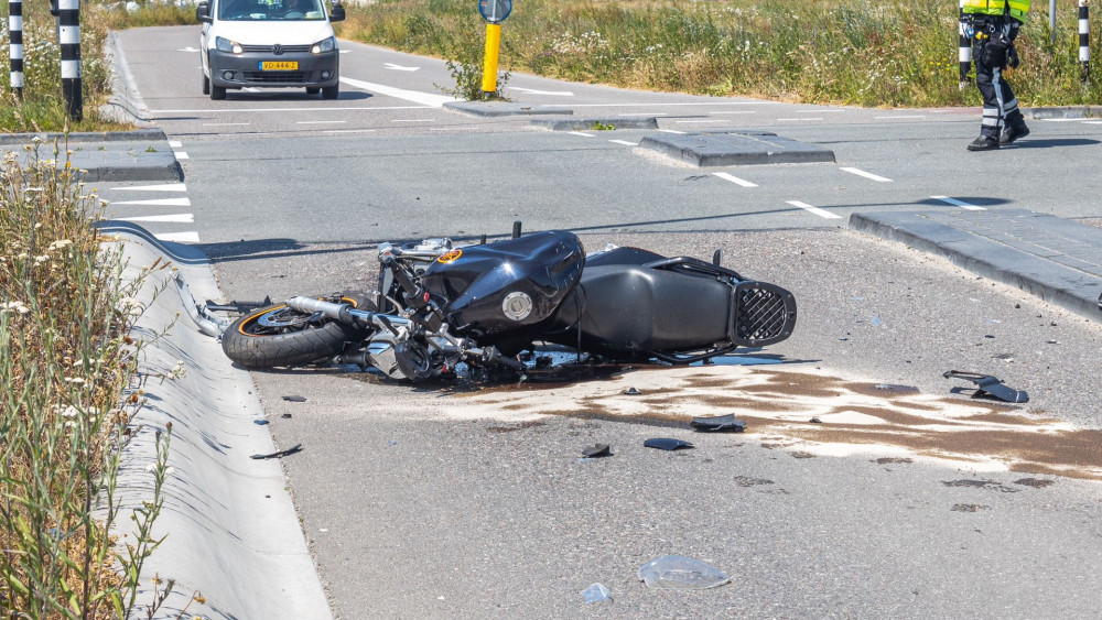 Motorrijder gewond na zwaar ongeluk met auto in Hoofddorp.