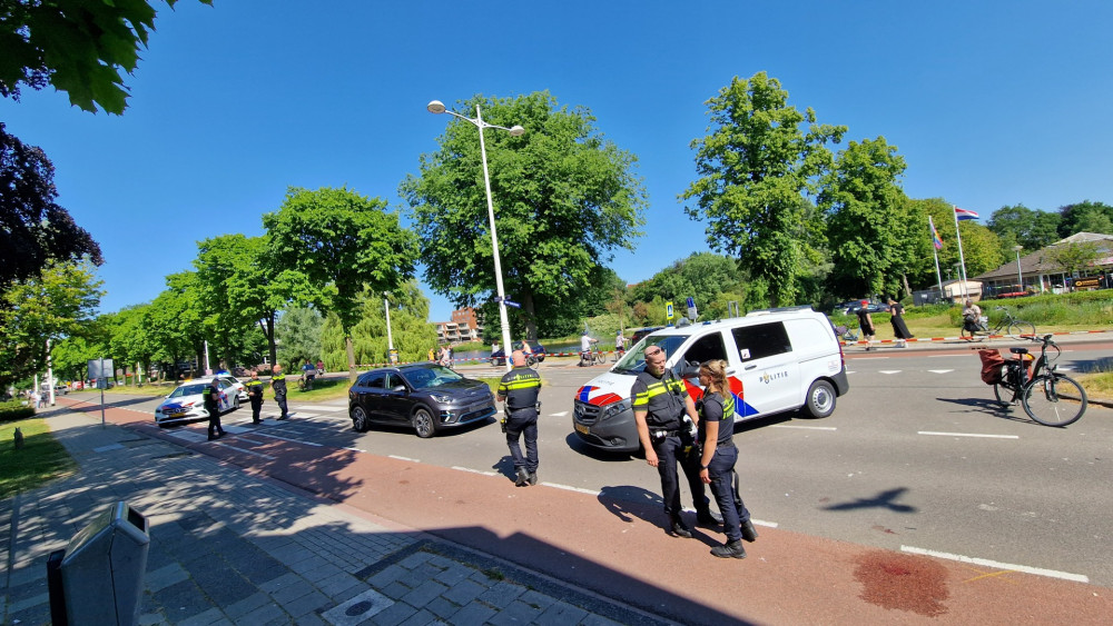 Aangereden voetganger die oversteek wilde maken in Alkmaar aan verwondingen overleden.