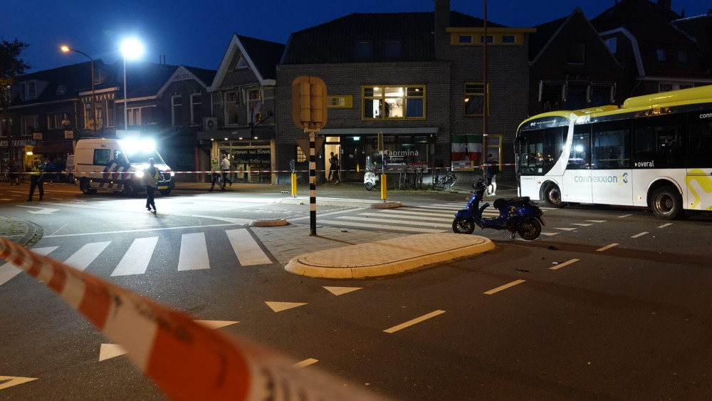 Scooterrijder hard onderuit na botsing met lijnbus in Alkmaar.