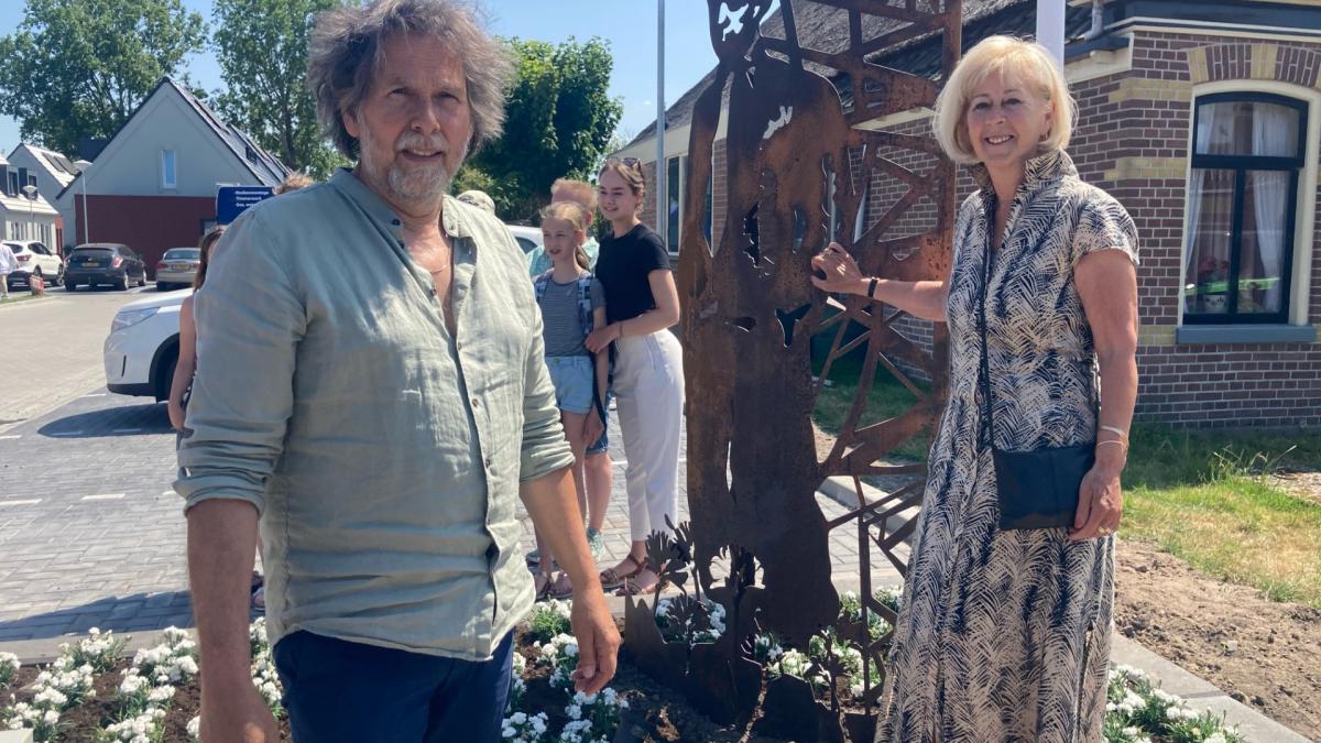 Hof en kunstwerk in Hippolytushoef ter nagedachtenis aan verzetsheld Marten Snoodijk
