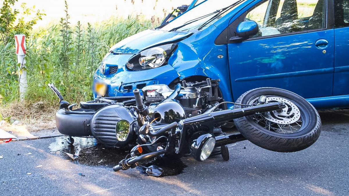 Flinke botsing tussen motor en auto in Spaarndam