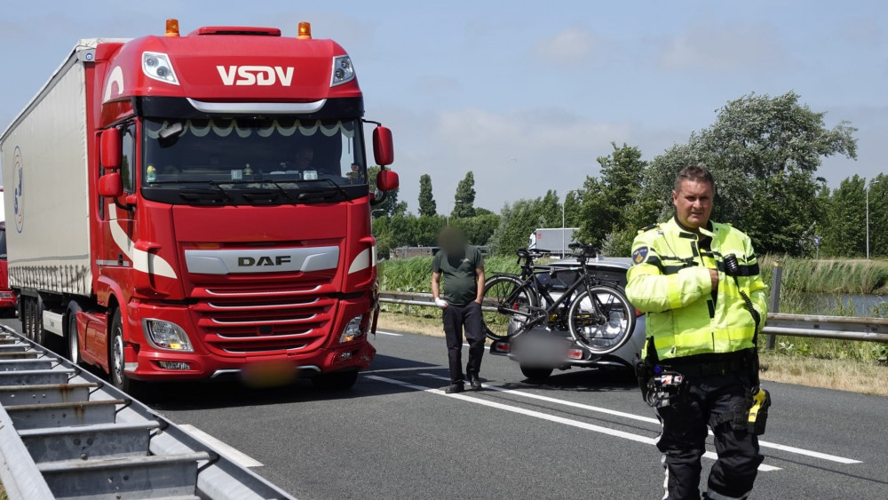 Opnieuw Raak Op N9: Botsing Tussen Vrachtwagen En Auto, Weg In Beide ...