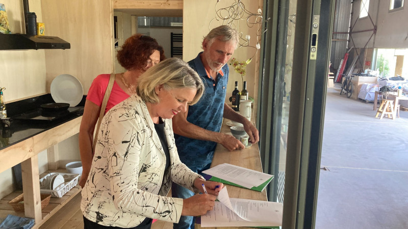 Burgemeester Bonsen tekent namens Koggenland het contract met Clean2Anywhere