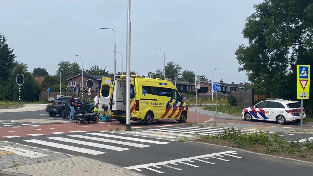Wéér ongeluk op Aalsmeerse rotonde: wielrenster gewond bij botsing met brommobiel. Wéér ongeluk op Aalsmeerse rotonde: wielrenster gewond bij botsing met brommobiel.