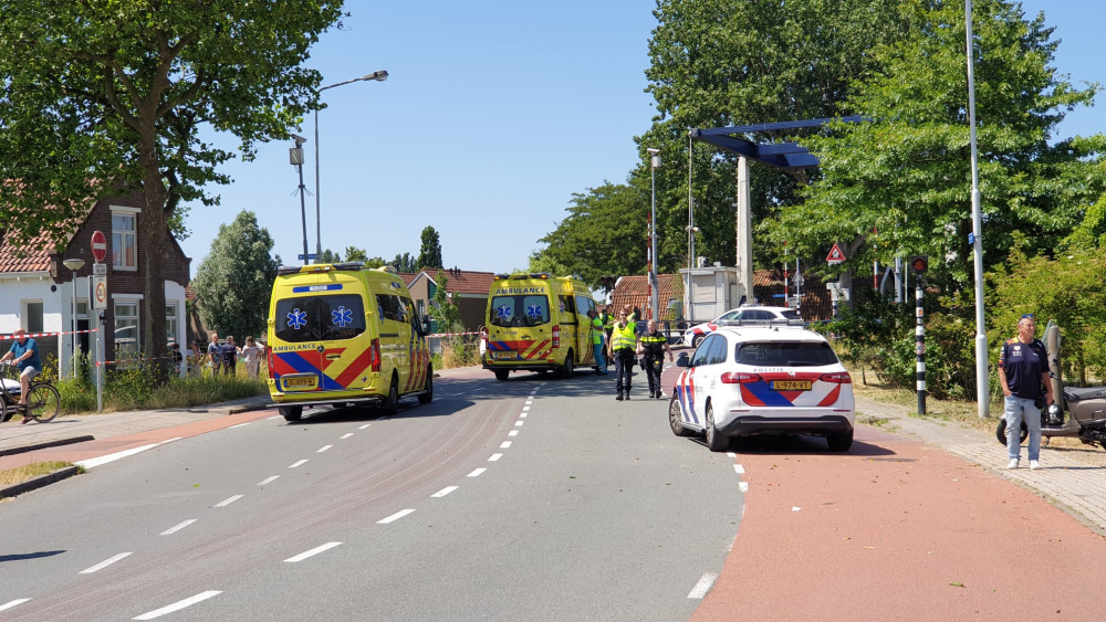 Vrouw op fiets zwaargewond bij ongeluk in Wormerveer.