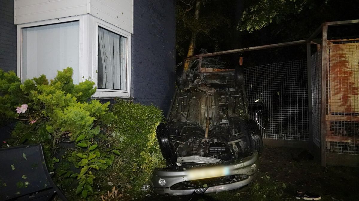 Auto slaat over kop en crasht tegen woning in Ursem