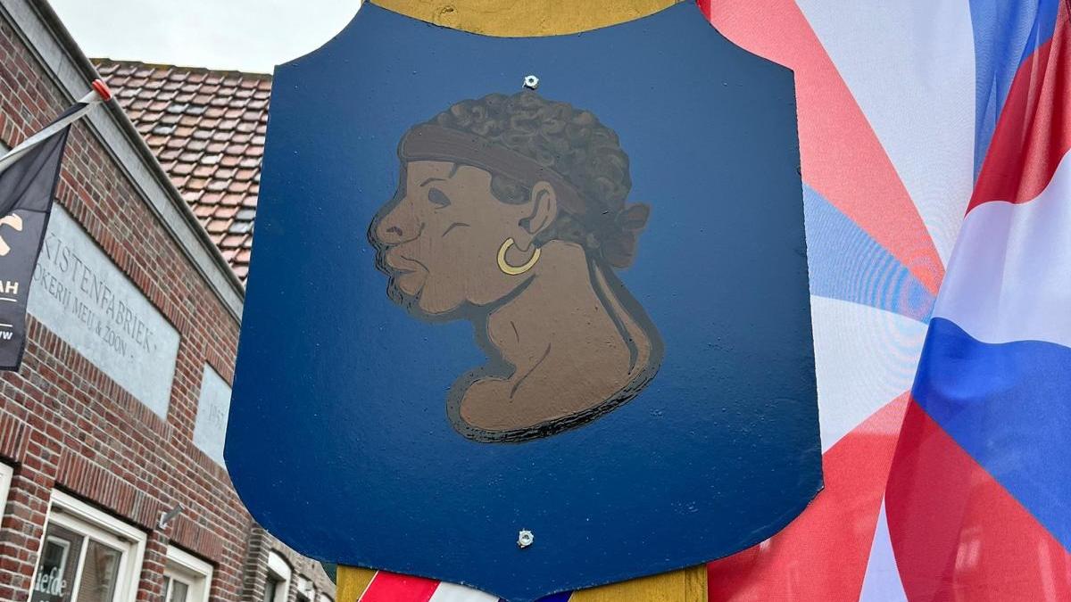 Vlaggen met wapen van Marken vanaf september vervangen: van 'Morenkop' naar 'Morenhoofd'