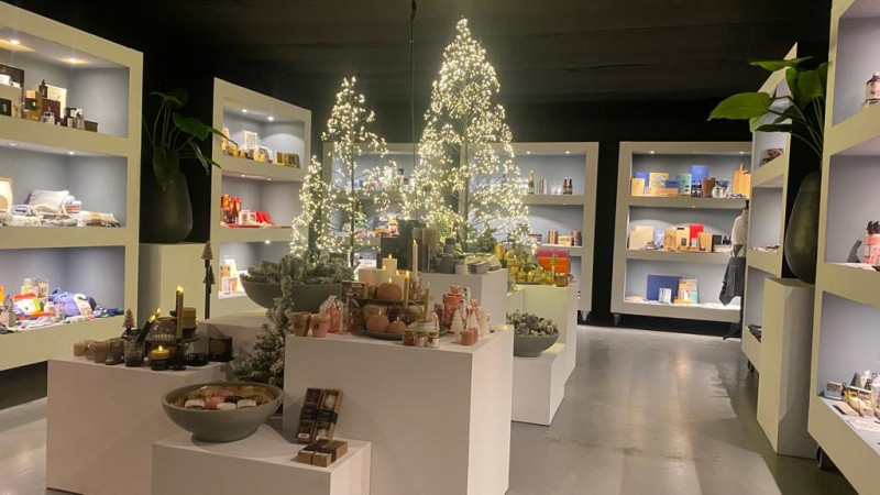 De showroom met kerstboom