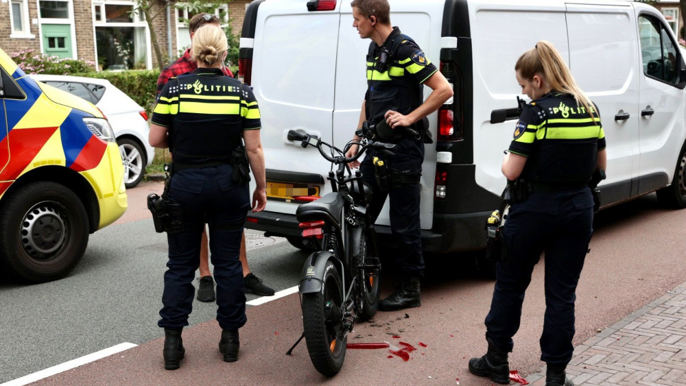 Fietsers op e-bike gewond na botsing met bestelbus in Haarlem.