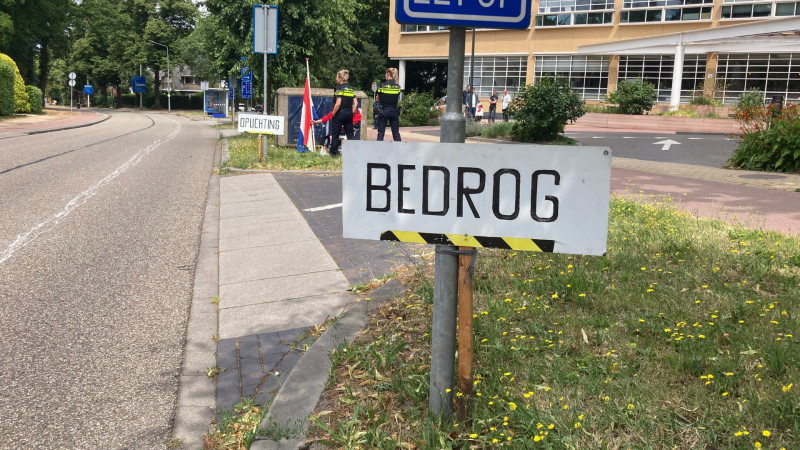 Meneer Van den Berg plaatst bordjes langs 's-Gravelandseweg