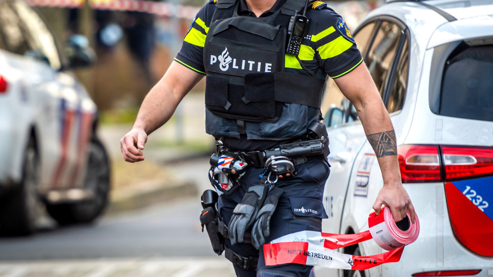 KLM vliegt voorlopig niet op Dubai • Inbreker botst op politieauto tijdens vlucht Home