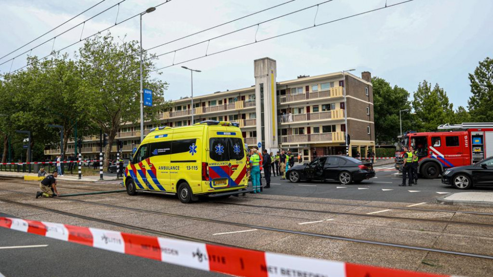 Fietser overleden bij ongeval met auto in Amsterdam-Buitenveldert.
