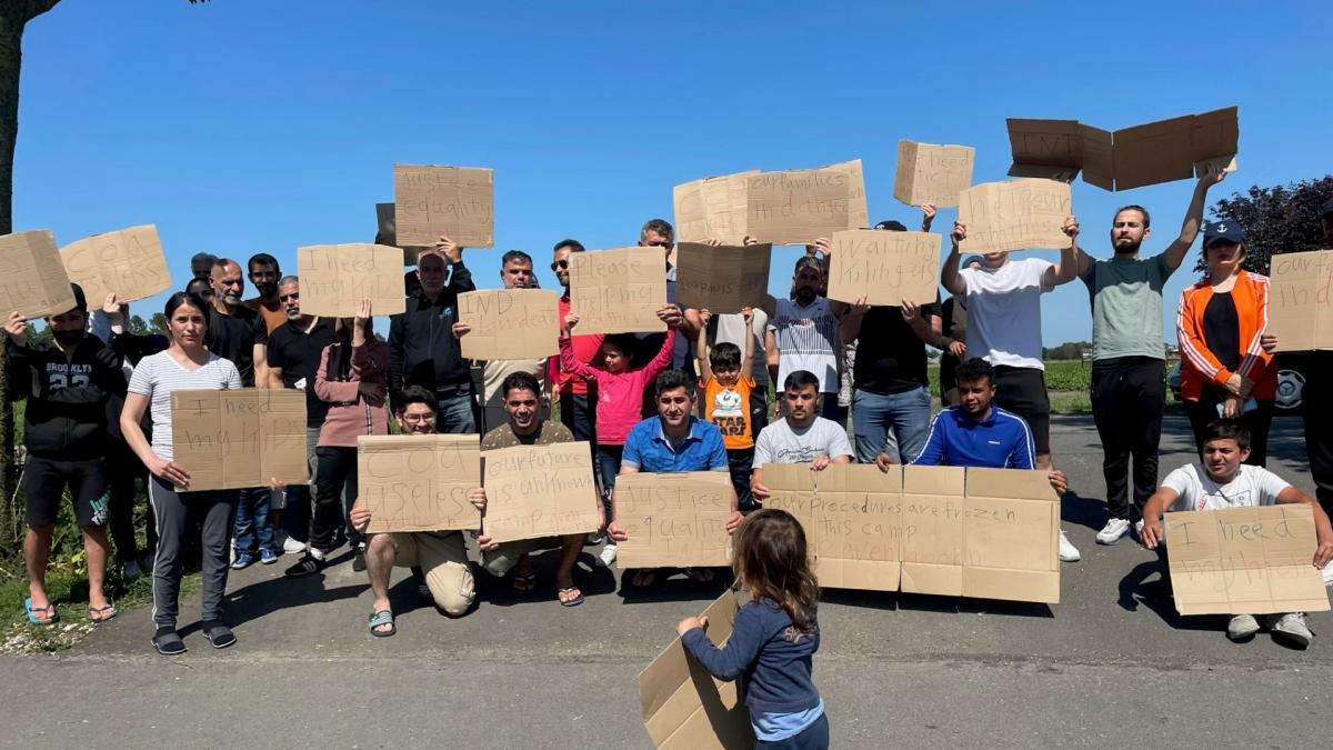 Asielzoekers protesteren bij noodopvang Avenhorn, maar wie luistert naar ze?