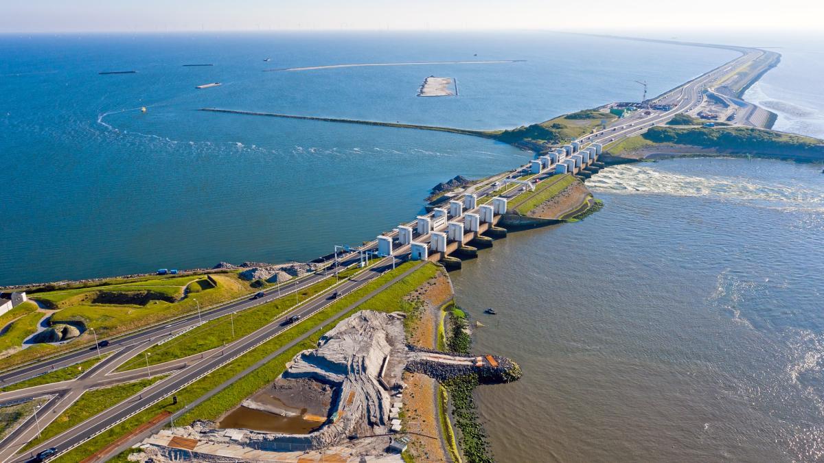 Ongeluk met caravan op Afsluitdijk, verkeer moet omrijden via Flevoland