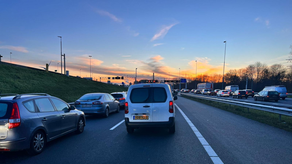 Ongeluk op A8 zorgt voor veel vertraging op Noord-Hollandse snelwegen.