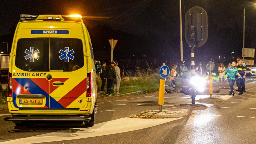 Bestelbus veroorzaakt in korte tijd twee ongelukken, bestuurder op de vlucht. Bestelbus veroorzaakt in korte tijd twee ongelukken, bestuurder op de vlucht.