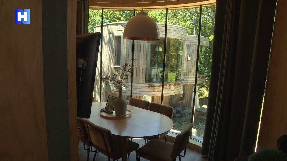 Slapen in een vakantiehuis van zwerfafval op een bed van karton, het