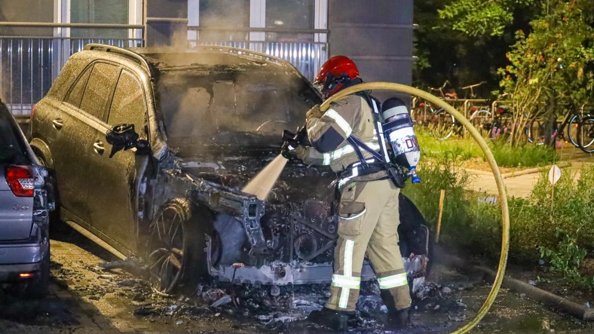Explosie bij woning en autobrand in Diemen, politie houdt rekening met verband