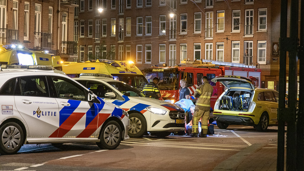 Fietser in Amsterdam aangereden door vluchtende inbrekers en raakt zwaargewond.