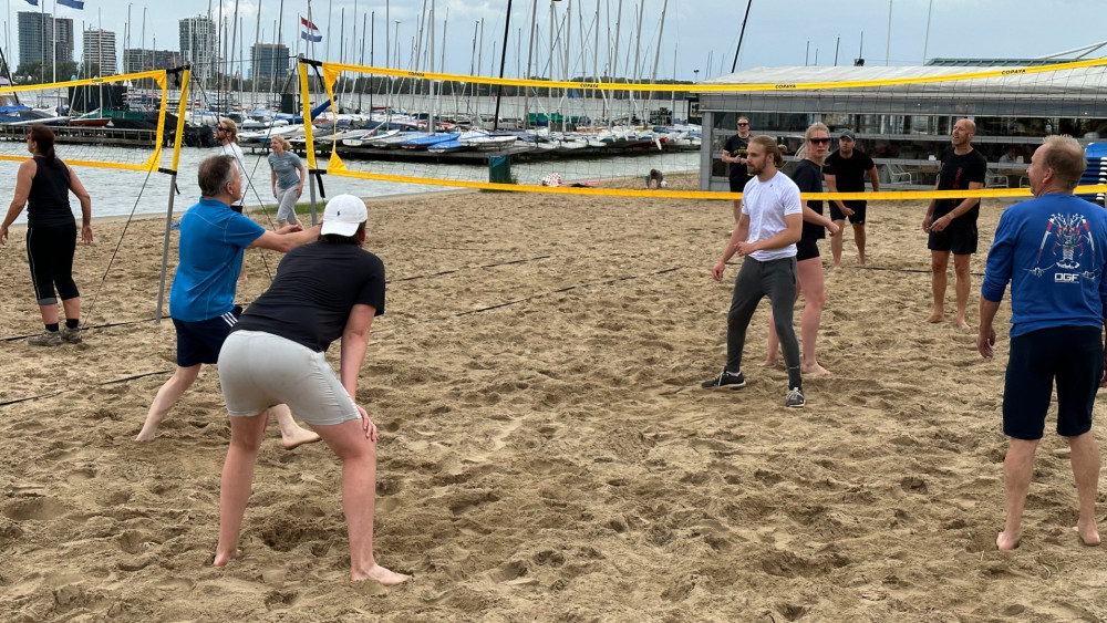 The Muiderberg beach volleyball tournament is a great success, despite the typical Dutch summer weather.