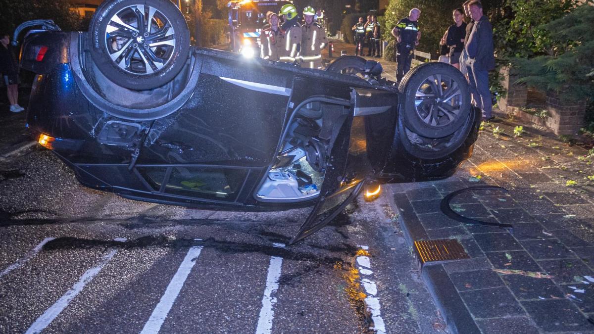 Beschonken bestuurder belandt met auto ondersteboven op de weg
