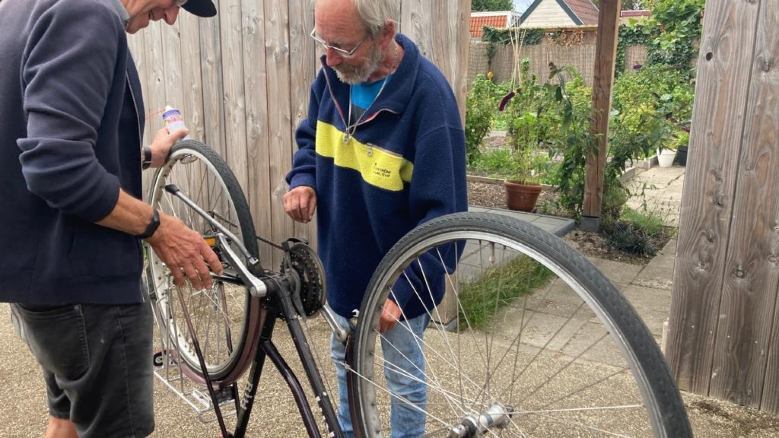 Logisch duizend Weggelaten Gepensioneerde handen helpen iedereen in het zadel: vrijwilligers repareren  fietsen gratis - NH Nieuws