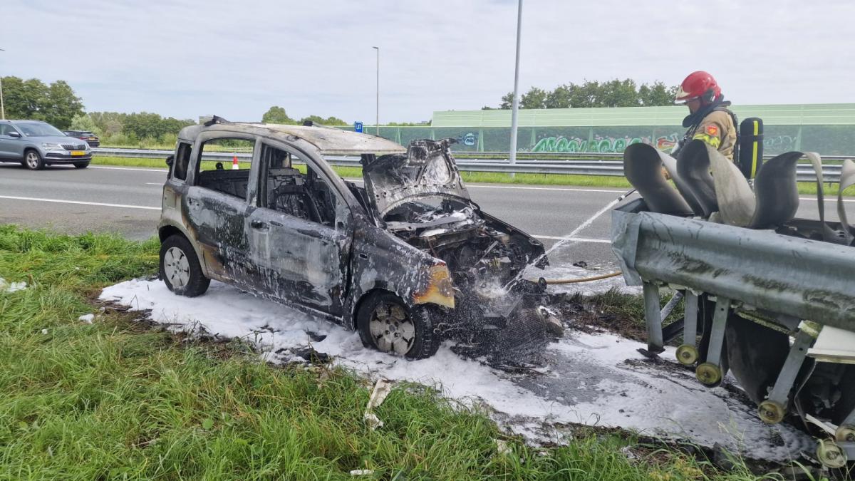 Flinke vertraging op A7 Zuidoostbeemster nadat auto vlam vat