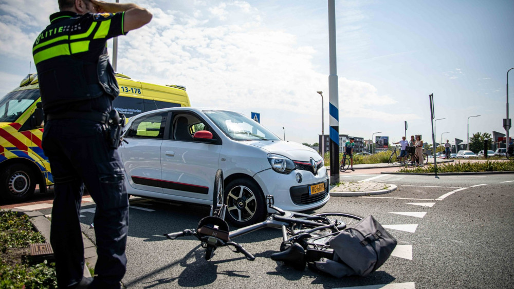 Wéér ongeluk op een van Aalsmeers beruchte rotondes: fietser gewond bij botsing met auto.