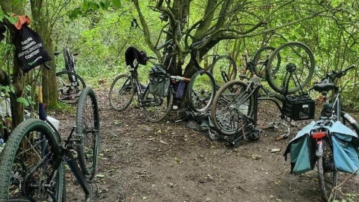 Politie vindt gestolen fietsen in tentenkamp Amsterdamse Bos