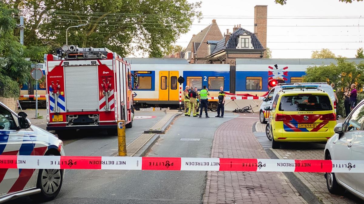 Poolse man overleden bij aanrijding op spoorwegovergang in Overveen