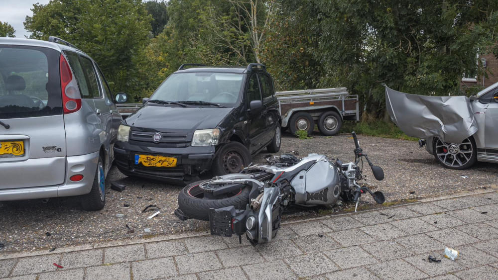Zwaargewonde motorrijder en ravage op parkeerplaats na frontale botsing Badhoevedorp.