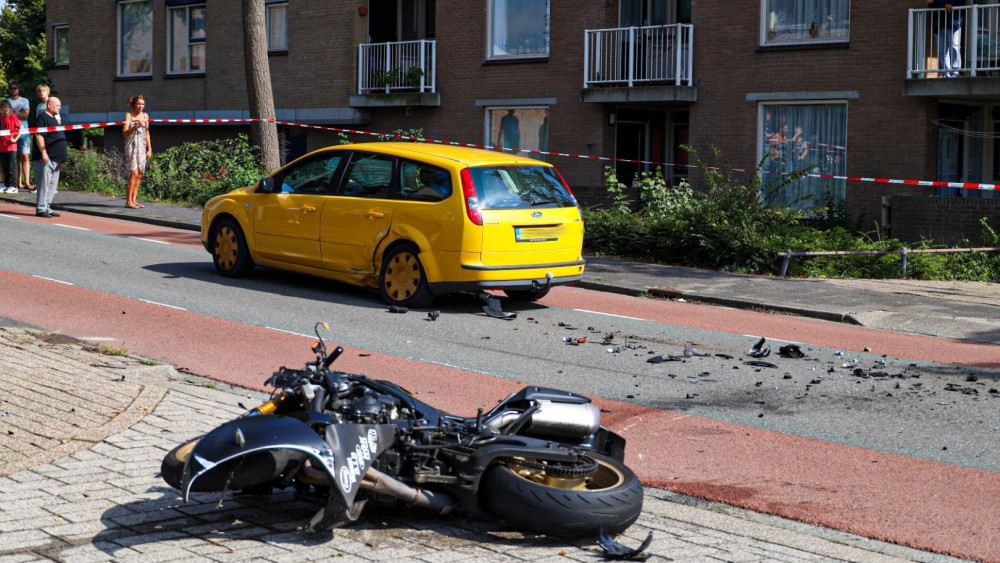 Motor botst op auto aan Delta in Huizen