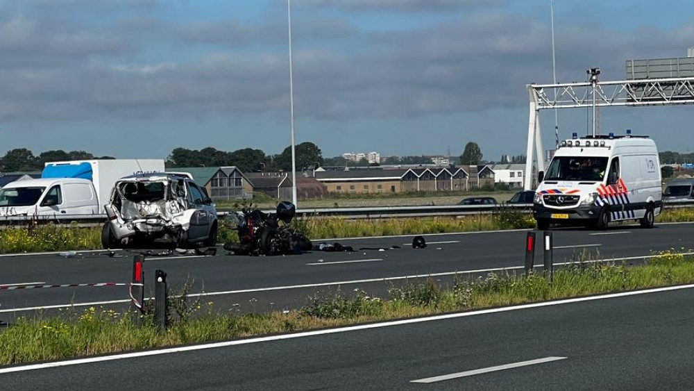 Dubbel ongeluk zorgt voor chaos en afsluiting op A9. Dubbel ongeluk zorgt voor chaos en afsluiting op A9.