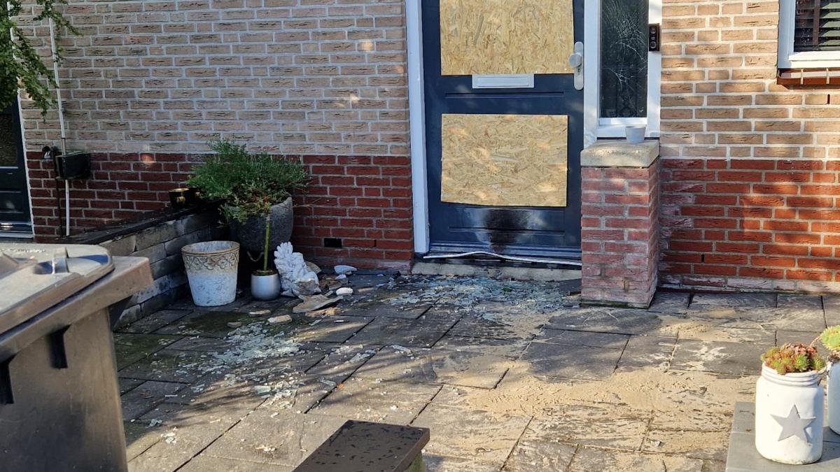 Ontploffing en brand bij woning in Oosthuizen