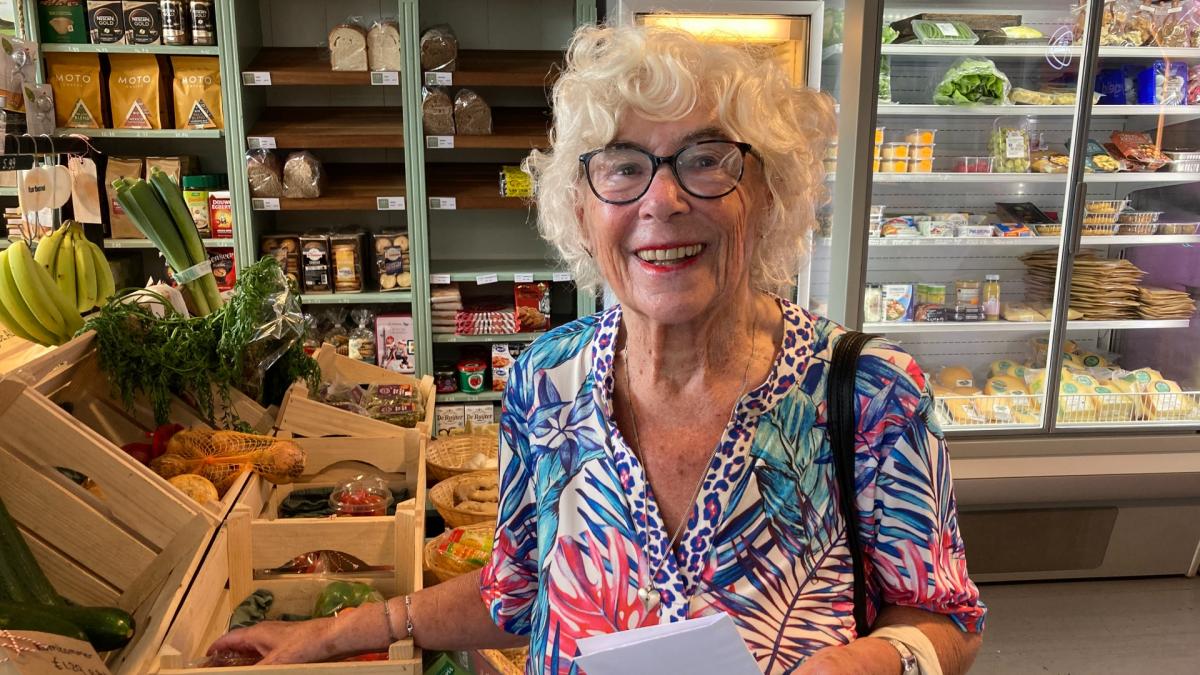 Trouwe klant Gea hoopt niet dat buurtsuper Ilpendam verdwijnt: 
