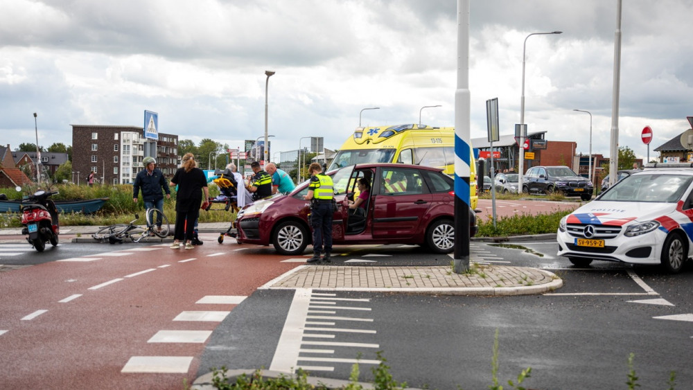 Opnieuw aanrijding op Aalsmeerse rotonde, bejaarde gewond geraakt. Opnieuw aanrijding op Aalsmeerse rotonde, bejaarde gewond geraakt.