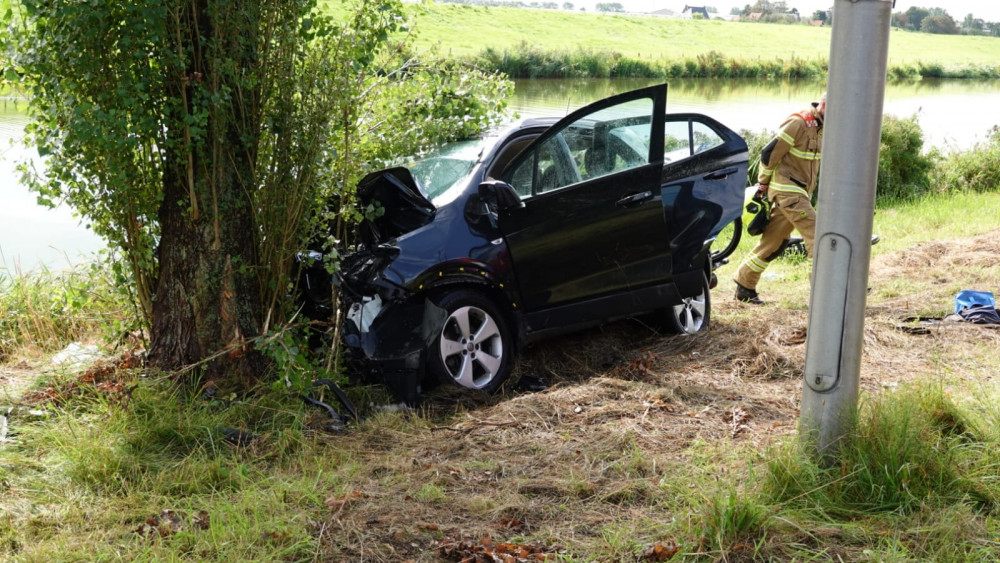 Vrouw uit Krommenie overleden na ernstig verkeersongeval N9, man zwaargewond.