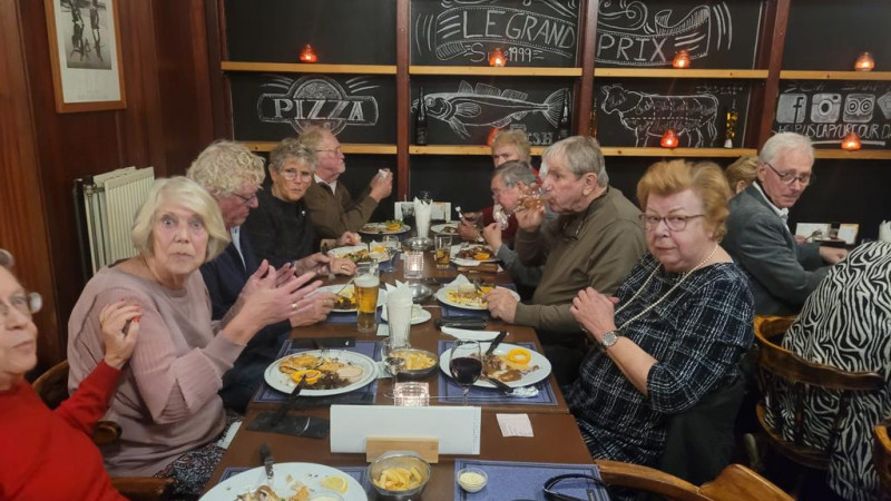 Een volle tafel in restaurant Le Grand Prix