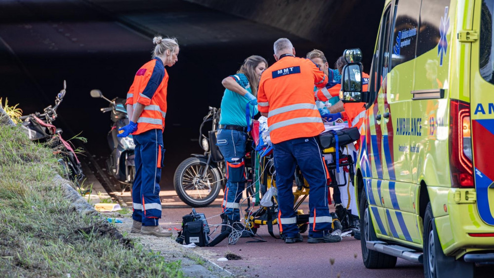 Fietsster zwaargewond na botsing met scooter in fietserstunnel Amstelveen.
