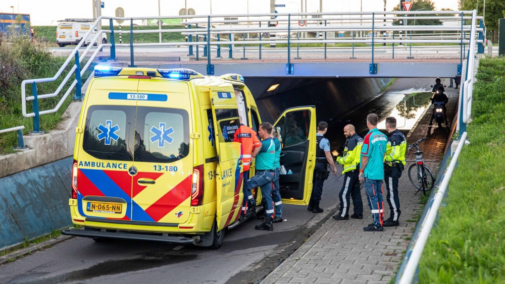 Fietser zwaargewond bij botsing in ondergelopen fietstunnel Schiphol-Rijk.