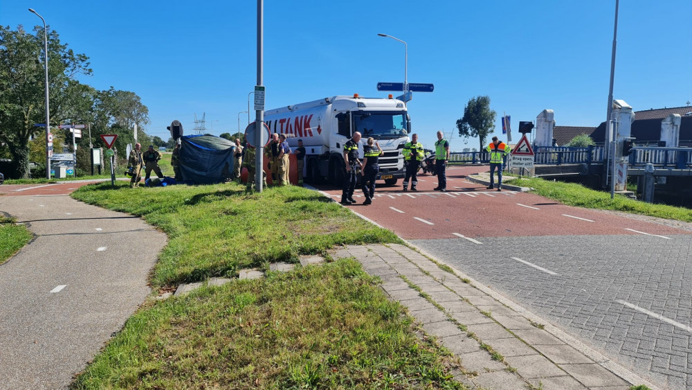 Fietser overleden na aanrijding met tankwagen in Oterleek.